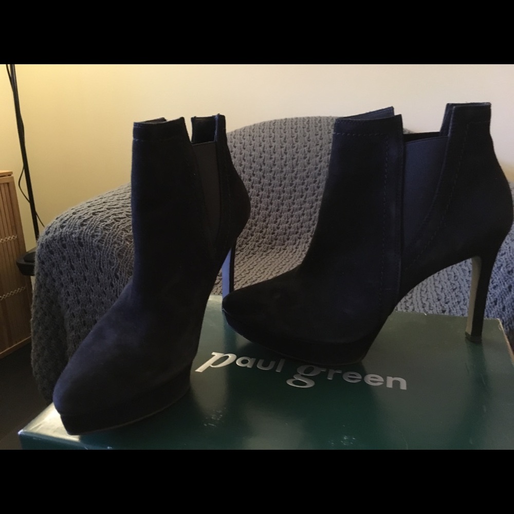 Sexy Paul Green black suede booties